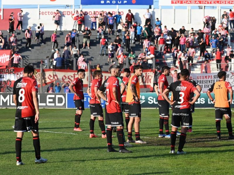 Colón protagonizó un nuevo papelón: perdió 2-0 con Talleres en Remedios de Escalada