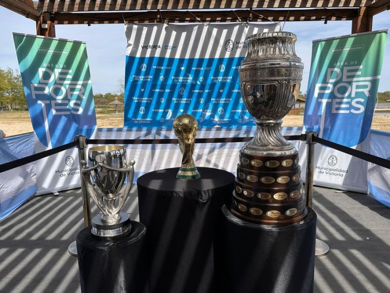 Se exhibieron en Victoria las copas ganadas por la Selección