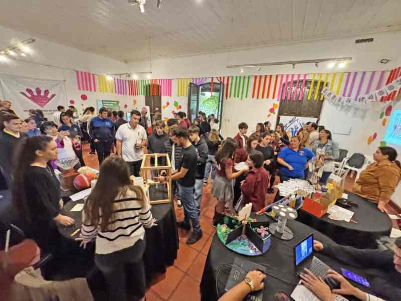 Exitosa Feria de las Carreras Verenses: gran participación de jóvenes y amplia oferta educativa