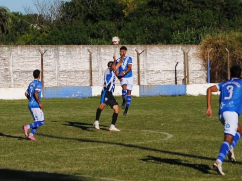 Peñarol y Sportivo Urquiza juegan el popular clásico de la Liga Paranaense de Fútbol