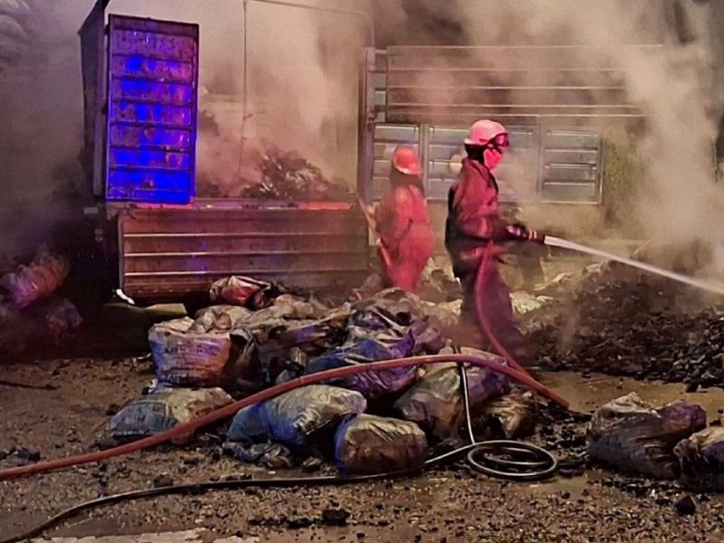 Tres dotaciones actuaron para apagar incendio de camión cargado con carbón