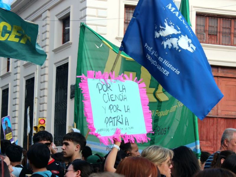 Paraná también marchó en defensa de la universidad pública