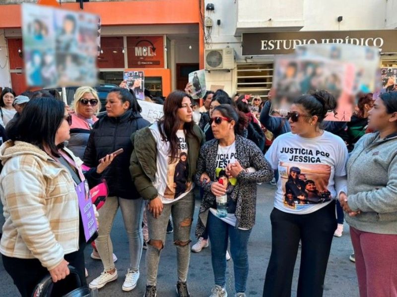 Familiares de la mujer asesinada por una menor marcharon para pedir justicia