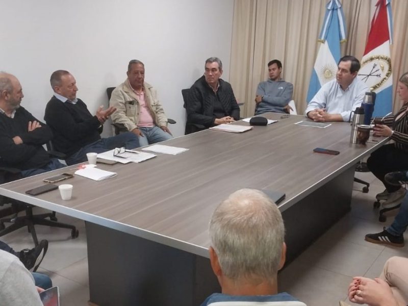 Reunión de trabajo para extender el servicio de agua potable a nuevos barrios de Reconquista
