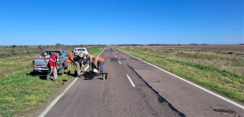 Vialidad bachea la Ruta 98, entre Vera y Tostado