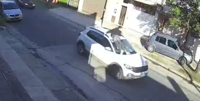 Video de un «relato salvaje» en Berisso: un conductor arrastró a un hombre en el capot de su auto