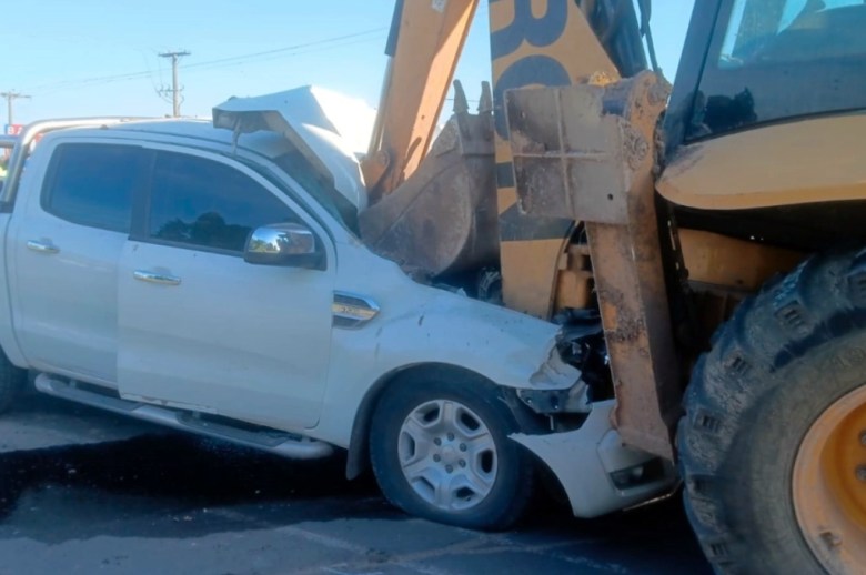 Accidente en el Acceso Norte de Paraná: una camioneta chocó contra una retroexcavadora