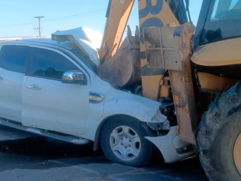 Accidente en el Acceso Norte de Paraná: una camioneta chocó contra una retroexcavadora