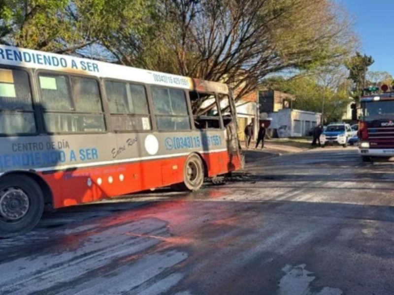 Colectivo se incendió en Paraná: iban el chofer y dos chicos