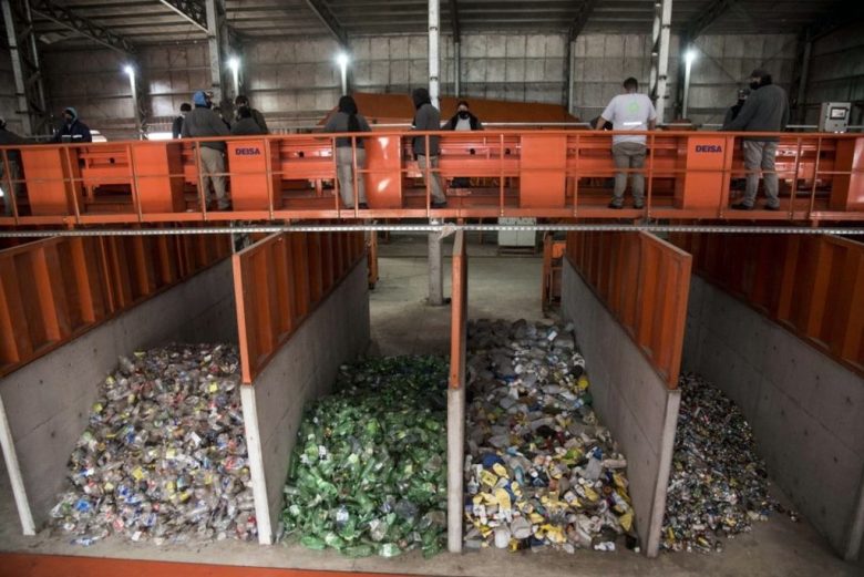 El desafío del reciclaje urbano: Rosario genera 24 mil toneladas de basura al mes, pero sólo recupera 22 de plástico