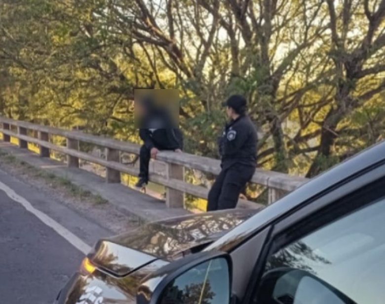 Policías rescataron a un hombre que pretendía quitarse la vida arrojándose desde un puente en Avellaneda