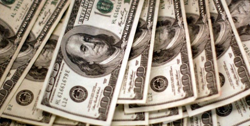 Dólar en bancos: cerró con leve suba y la venta alcanzó los .455