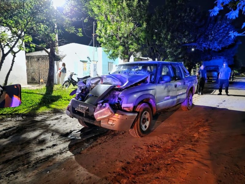 Reconquista: buscan al conductor de una camioneta que chocó dos vehículos y huyó a pie