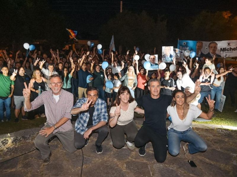 Michel y Biré encabezaron una caminata para cerrar la campaña en Gualeguaychú