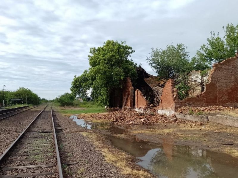 El viento derrumbó un centenario galpón de La Jewish en Villa Domínguez