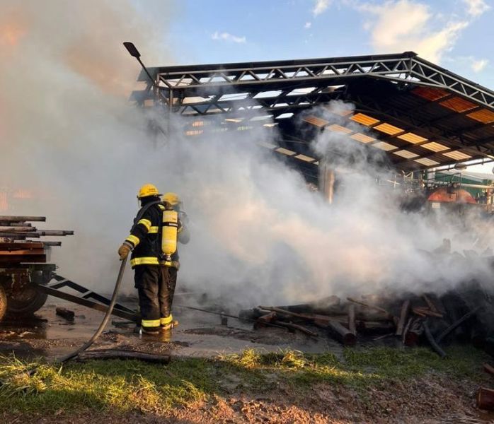 Hughes: Más de 30 bomberos lucharon para controlar un incendio en un frigorífico