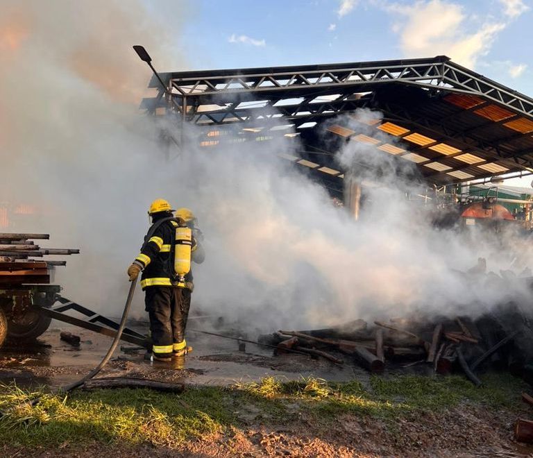 Hughes: Más de 30 bomberos lucharon para controlar un incendio en un frigorífico