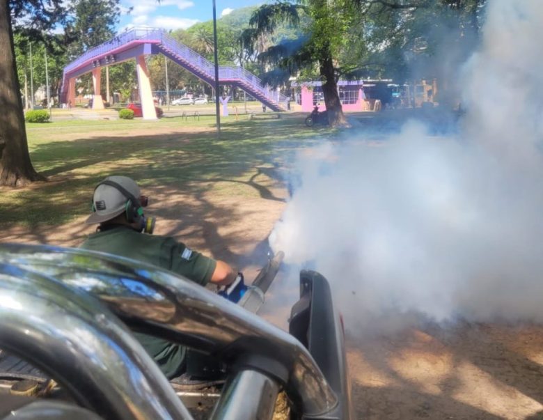 Rosario continúa con los operativos de fumigación en plazas y espacios verdes