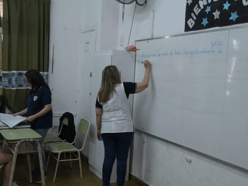 Se vuelve a aplicar el impuesto a las ganancias a los salarios de docentes de Santa Fe