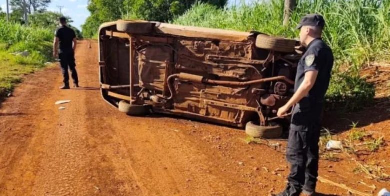 Conductor alcoholizado volcó con sus dos hijos y murió un menor