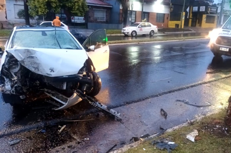 Un hombre murió en Concordia tras chocar con su auto contra una palmera
