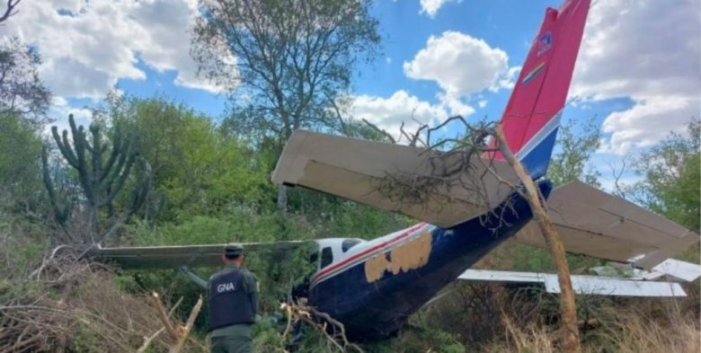 Cayó una narcoavioneta boliviana en Salta con más de 360 kilos de cocaína: hay cuatro detenidos