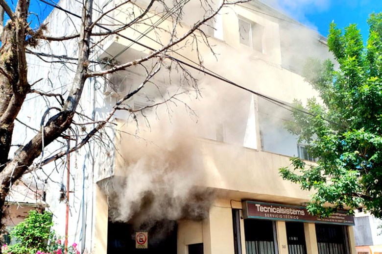 Concordia: detuvieron a un hombre que prendió fuego autos y afectó departamentos