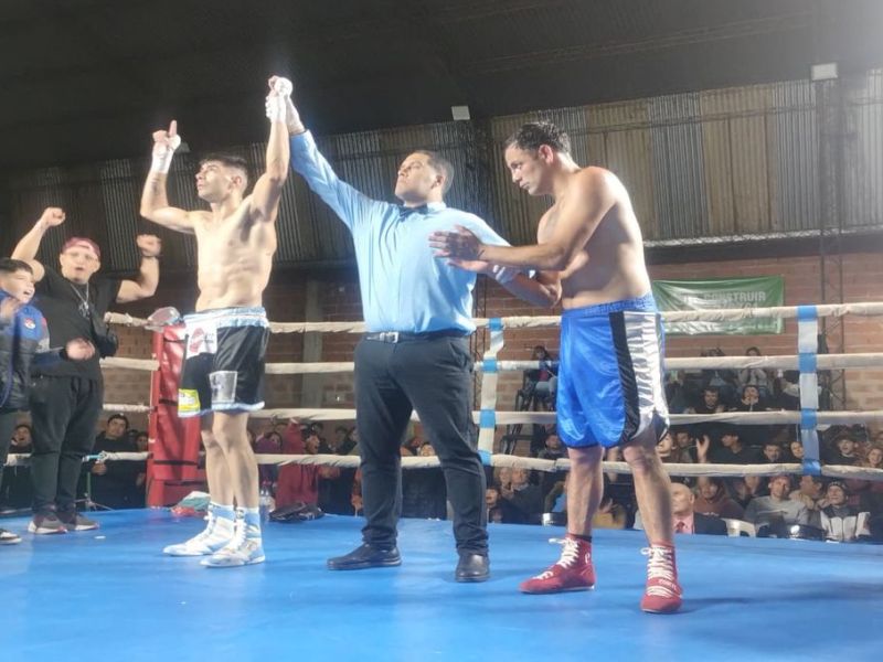 Triunfos de los boxeadores Daniel Aquino y Soledad Rodríguez