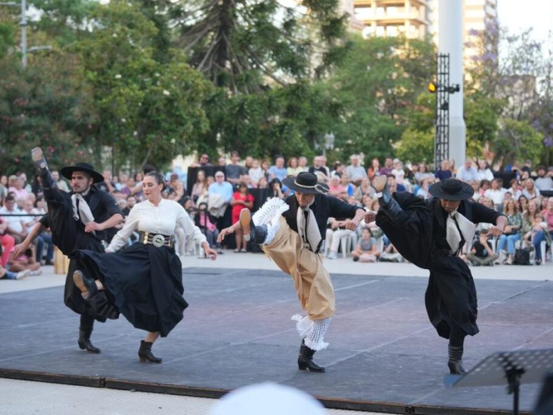 La Compañía Municipal de Danzas Folclóricas de Avellaneda brilló en el cierre de la Semana Invencible