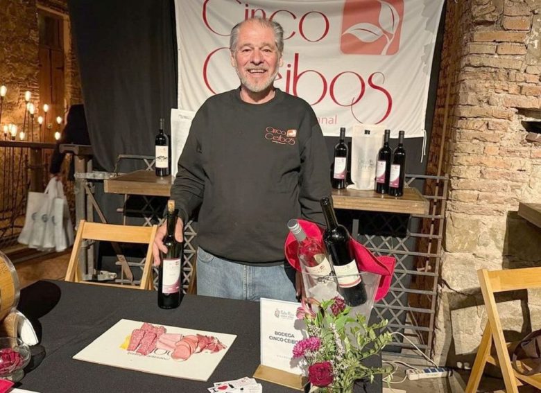 Entre viñas y pinceles, la propuesta de una bodega artesanal