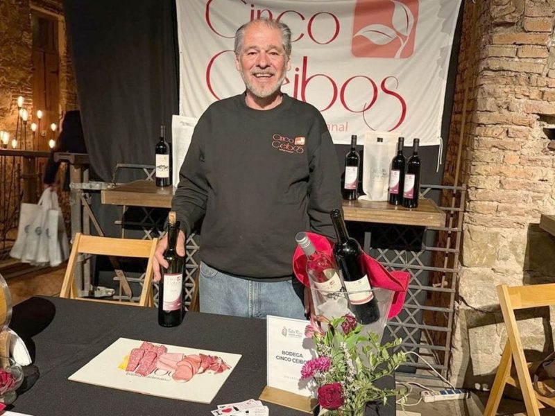 Entre viñas y pinceles, la propuesta de una bodega artesanal