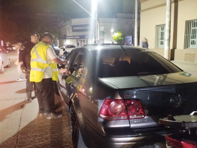 Sin papeles, con el volumen alto y alcoholizado: le retuvieron el auto a un conductor de Reconquista