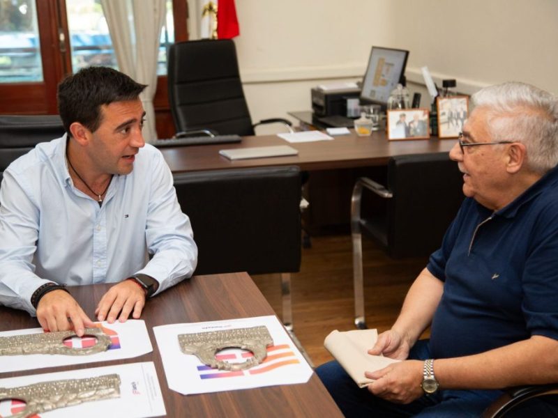 Provincia continúa con la devolución de placas de bronce sustraídas de cementerios