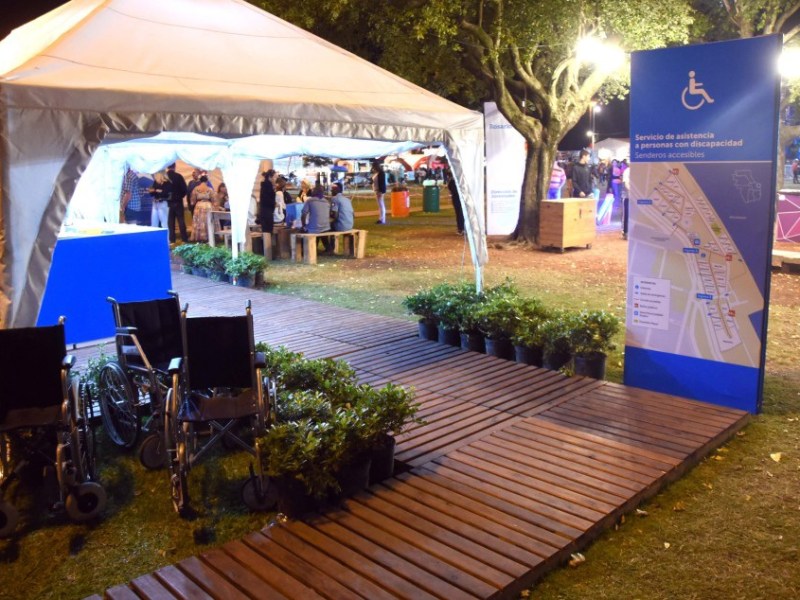 Asistencia y orientación para personas con discapacidad en la Fiesta de Colectividades