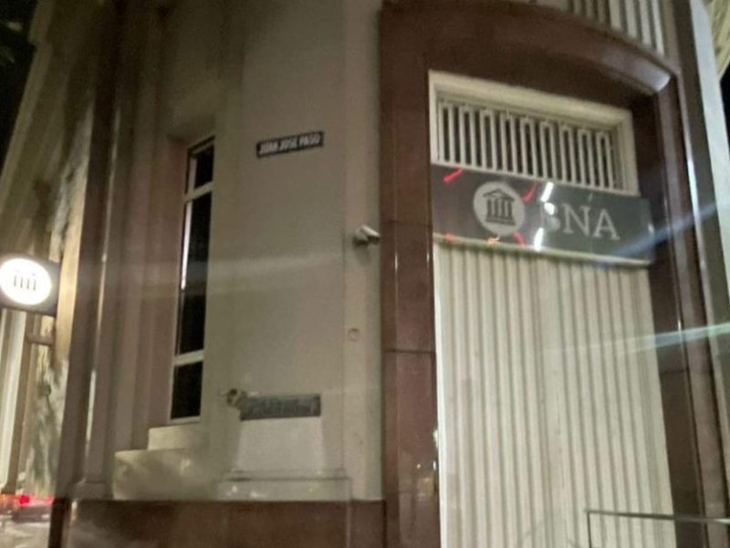 Rosario: aprehendieron a un hombre que intentó robar una placa de bronce en una sucursal del Banco Nación
