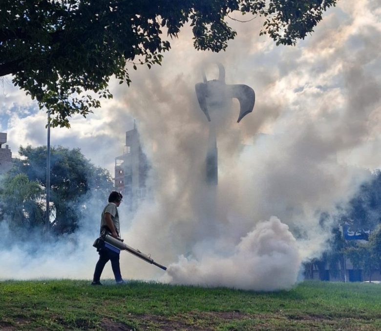 Rosario continúa con los operativos de fumigación en plazas y espacios verdes