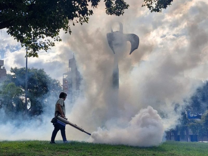 Rosario continúa con los operativos de fumigación en plazas y espacios verdes