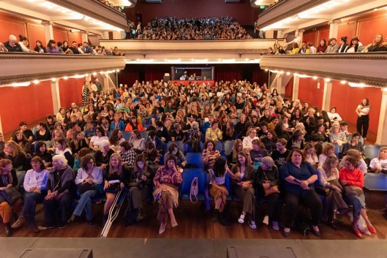 Rosario: sala llena en La Comedia para la apertura del Mes de la Eliminación de la Violencia hacia las Mujeres