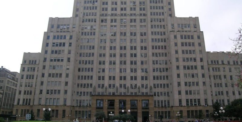 Investigan la muerte de un estudiante al caer al vacío en la Facultad de Medicina de la UBA