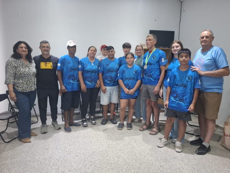 John Morgan motivó a jóvenes nadadores en San Javier