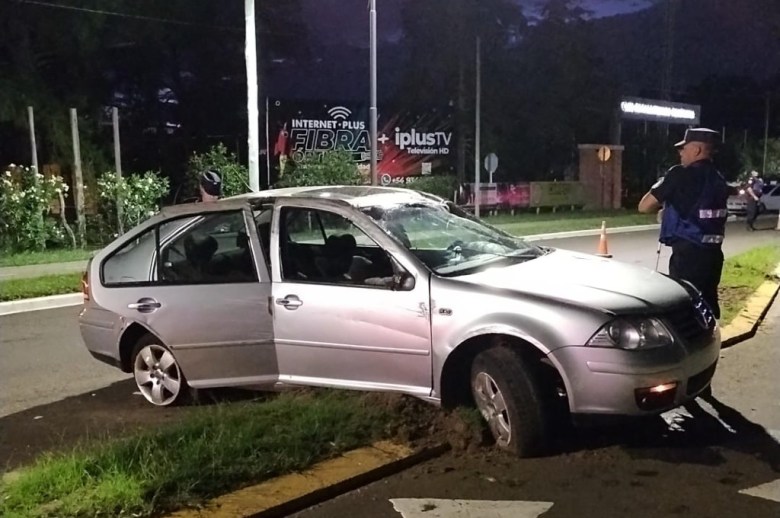 Dos jóvenes volcaron con sus autos y cinco personas terminaron hospitalizadas