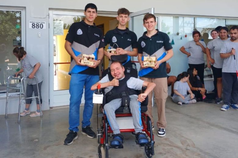 Alumnos adaptaron y motorizaron una silla de ruedas para el Instituto Igualar