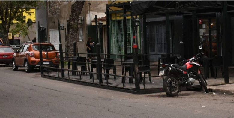 Un policía con pronóstico reservado tras chocar con su moto; internado en el Hospital Cullen