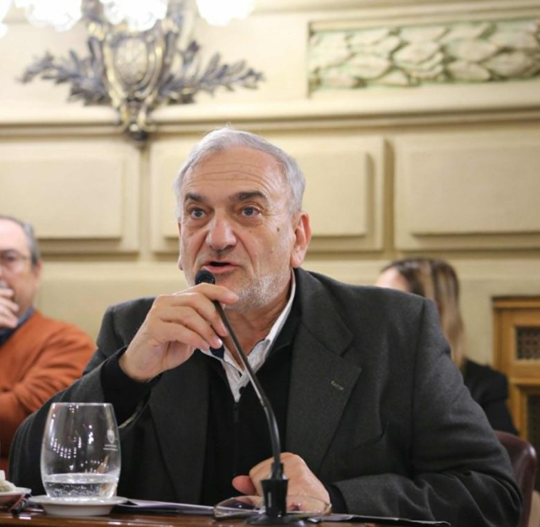 Media sanción para el proyecto del senador Calvo: impulsa la incorporación de cartelería en Braille en edificios públicos de la Provincia