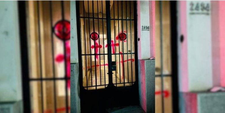 Pintadas en el centro de Santa Fe contra un templo masónico y el Cemafe