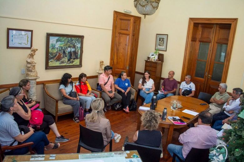 Reunión de docentes con autoridades políticas frente al posible cierre de carreras