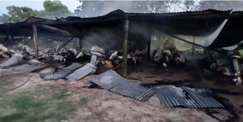 Incendio de gran magnitud en guardería de lanchas de Santa Rosa de Calchines