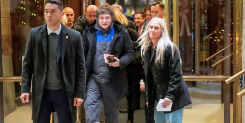 Milei arribó a Oslo con el mameluco de YPF
