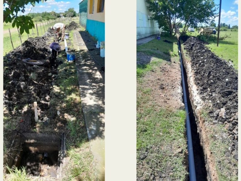 Realizan obras sanitarias en una escuela de Rocamora