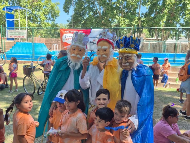 ¡Llegaron en bicicleta!: los Reyes Magos y una original recorrida con los colonos de Casilda